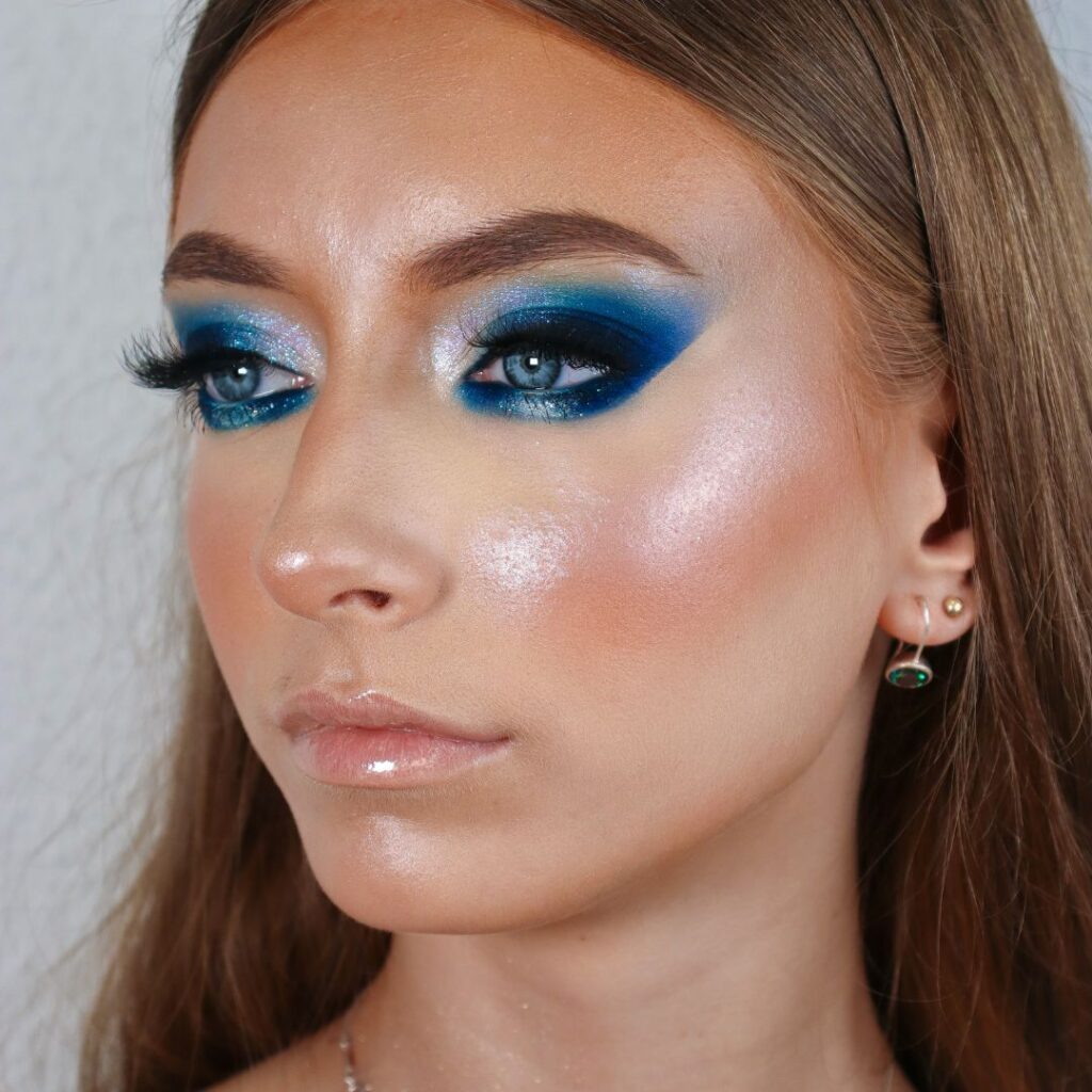 Imagen donde se ve el esfumado glam en tonos azules monocromático con brillo del curso 4 técnicas 1.0 de Noa López