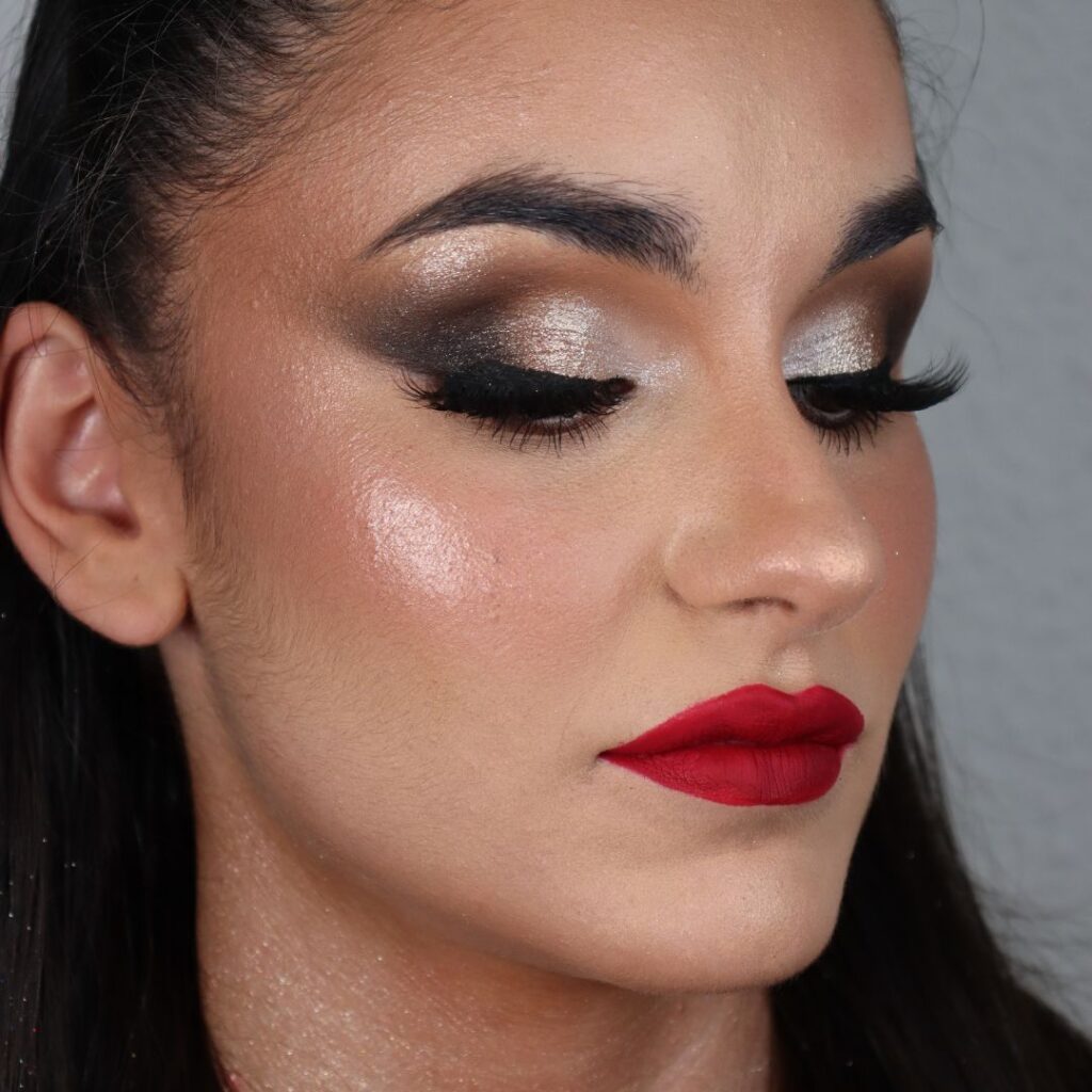 Imagen donde se ve el ahumado glam en tonos marrones y cut crease del curso 4 técnicas 1.0 de Noa López
