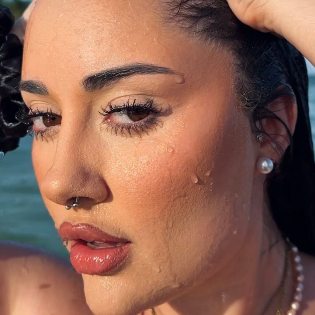 Maquillaje de piel hidrofóbica resistente al agua, sudor y lágrimas, realizado con técnica avanzada y de alta duración, por Noa López.