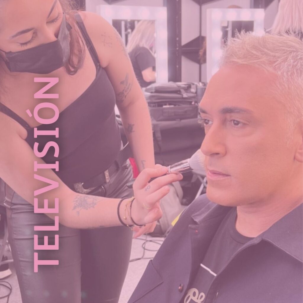 Maquilladora profesional Noa López preparando a una presentadora para un programa de televisión en mediaset en Madrid, con un maquillaje de alta definición adaptado a cámara.